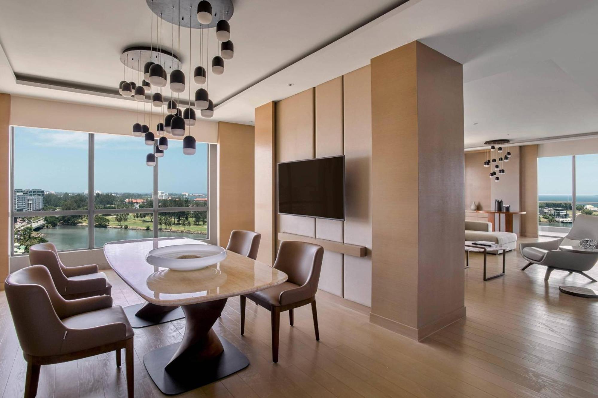 Kota Kinabalu Marriott Hotel Екстериор снимка A suite at the JW Marriott Bengaluru