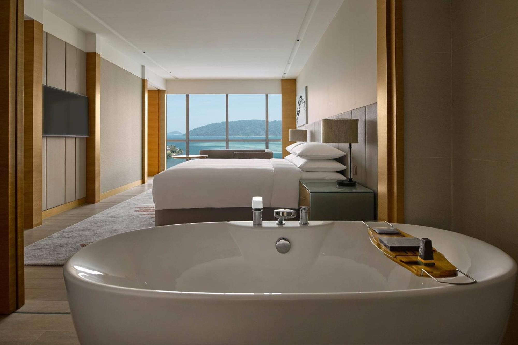 Kota Kinabalu Marriott Hotel Екстериор снимка A guest room at the hotel